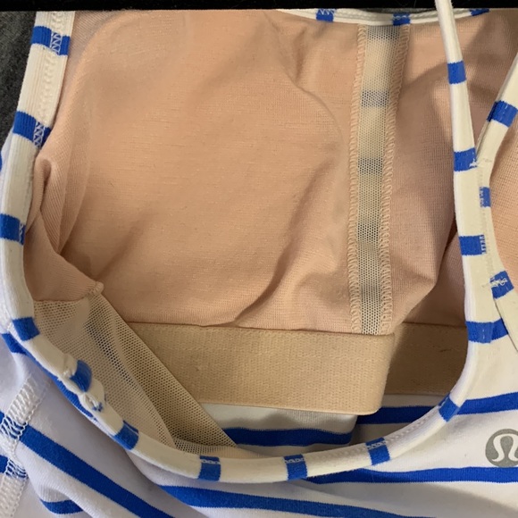 Size 6 lululemon workout top - Picture 4 of 4
